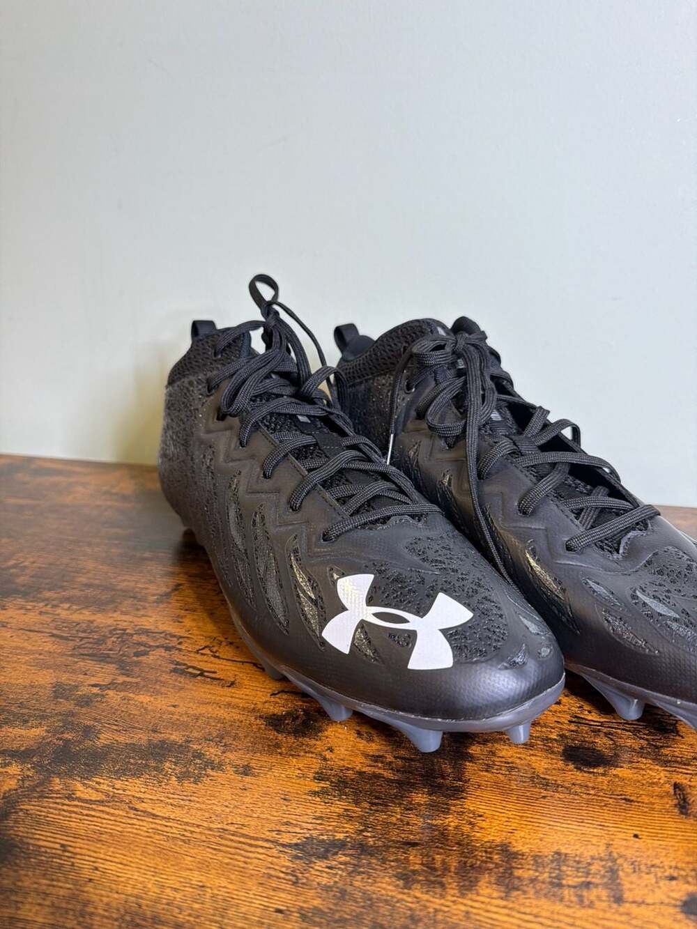 NWOT Under Armour Men's Spotlight Select Mid MC Football Cleats Black 3022667-00